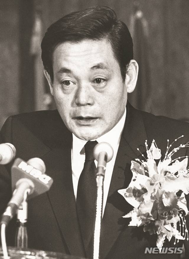 [서울=뉴시스]박주성 기자 = 이건희 삼성그룹 회장이 25일 별세했다. 향년 78세. 이건희 회장은 1942년 1월9일 대구에서 고 호암 이병철 삼성그룹 창업주의 셋째 아들로 태어나 이병철 회장이 타계한 이후 1987년 12월 삼성그룹 회장 자리에 올랐다. 이후 반도체 사업 등을 잇달아 성공시키며 글로벌 무대에선 다소 뒤처지던 삼성전자를 명실상부한 세계 초일류 기업으로 키워냈다. 사진은 1987년 회장 취임식 사진. (사진=삼성전자 제공). 2020.10.25.  photo@newsis.com