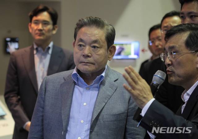 [서울=뉴시스]박주성 기자 = 이건희 삼성그룹 회장이 25일 별세했다. 향년 78세. 이건희 회장은 1942년 1월9일 대구에서 고 호암 이병철 삼성그룹 창업주의 셋째 아들로 태어나 이병철 회장이 타계한 이후 1987년 12월 삼성그룹 회장 자리에 올랐다. 이후 반도체 사업 등을 잇달아 성공시키며 글로벌 무대에선 다소 뒤처지던 삼성전자를 명실상부한 세계 초일류 기업으로 키워냈다. 사진은 2011년 선진제품 비교전시회 참관 사진. (사진=삼성전자 제공). 2020.10.25.  photo@newsis.com