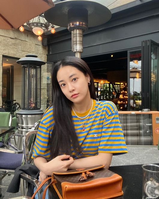 Actress Lee Joo-yeons beautiful looks from girl group After School once again shone.Lee Joo-yeon posted several photos on her Instagram account on Friday, along with a yellow heart emoji.The photo shows Lee Joo-yeon enjoying a leisure time at a restaurant, walking out in light clothing with a T-shirt and jeans.Lee Joo-yeon boasts beautiful looks as he has known his name as Eul-chan.Moist and blemishes with natural makeup, the skin without wrinkles shines.Meanwhile, Lee Joo-yeon has recently been leading the way in communicating with fans by opening a personal YouTube channel.