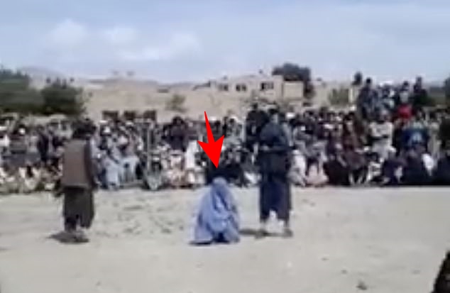 아프가니스탄 무장단체 탈레반이 재판을 통해 남성과 전화통화를 한 ‘혐의’로 재판에 나온 여성에게 40회의 채찍형을 집행했다.