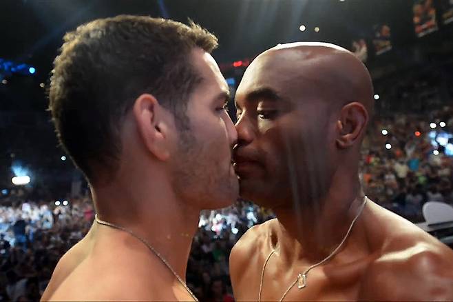 ▲ 앤더슨 실바는 자신에게 정강이 골절 부상을 안긴 바 있는 크리스 와이드먼이 똑같은 부상을 당하자 한마디 말을 전했다.