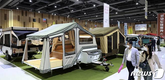 23일 울산 울주군 울산전시컨벤션센터(UECO)에서 열린 '제1회 울산 스포츠·레저산업주간(U-SPOLE)' 전시회를 찾은 시민들이 다양한 캠핑 장비를 살펴보고 있다. 이번 전시회는 캠핑과 캠핑카, 낚시, 생활체육, 골프, 웰빙으로 구성됐다. 전시는 이날부터 25일까지 3일간 열린다. 2021.4.23/뉴스1 © News1 윤일지 기자