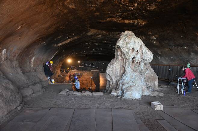 180만 년 전 인류가 거주한 본데르베르크 동굴. 현지어로 기적의 동굴이란 뜻이다./Michael Chazan
