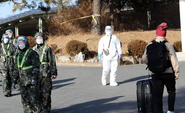 충남 논산 육군훈련소 입영심사대에서 군 관계자들이 분주하게 움직이고 있다. /연합뉴스