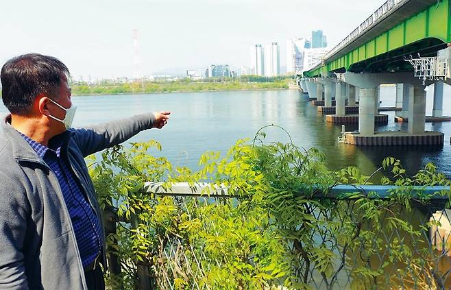 선유수질측정소는 수심 1미터 아래 흐르는 한강 물을 끌어와 수질을 측정한다. 윤호균 서울시 보건환경연구원 주무관이 취수관 위치를 가리키고 있다.