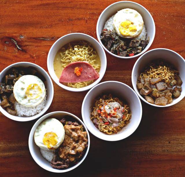 인도네시아 '와룽 압노르말'에서 파는 다양한 인도미 요리. 와룽 압노르말 제공