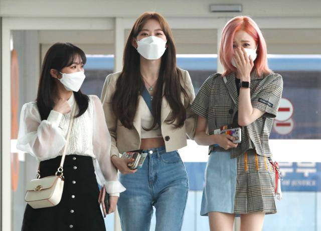 아이즈원의 일본인 멤버 미야와키 사쿠라·야부키 나코·혼다 히토미는 이날 오전 인천국제공항을 통해 일본으로 돌아갔다. 뉴스1 제공