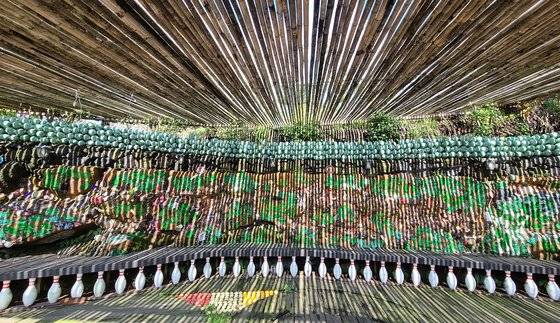 탐나라공화국의 미적 감각을 보여주는 체험공간. 볼링핀, 소주병, 도자 파편 등을 재활용했다. 경남 하동군에서 기증한 대나무로 천장을 만드니 빛이 새 들어왔다. 손민호 기자