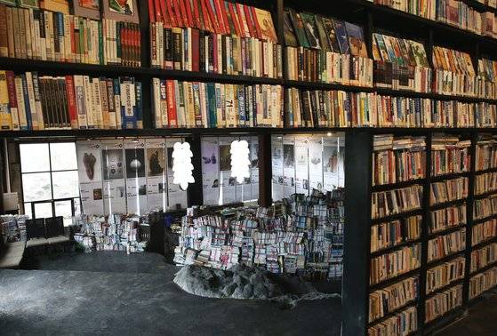 탐나라공화국엔 전국 방방곡곡에서 기증 받은 헌책 30만 권이 있다. 손민호 기자