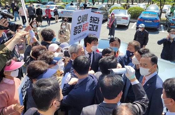 19일 부산교대 본관 앞에서 부산대와 통합에 반대하며 시위를 벌이는 부산교대 총동창회 회원들이 차정인 부산대 총장의 진입을 막고 있다. [연합뉴스]