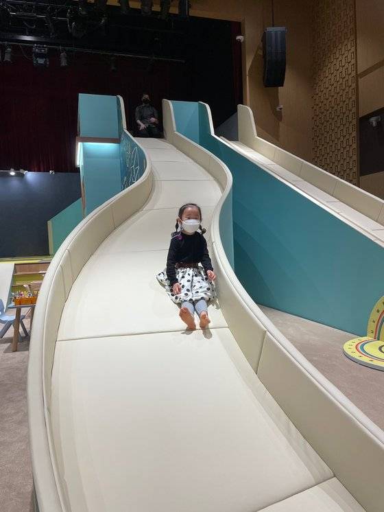 롯데백화점 김포공항점의 영어키즈클럽 킨더마마 더 시그니처는 기존 매장의 3배 규모다. 사진 롯데쇼핑