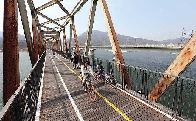 녹슨 철골을 그대로 남겨둔 북한강철교를 건너면 남한강자전거길 코스가 본격적으로 시작된다.
