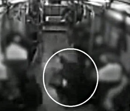 ‘칼치기’로 진주 여고생 사지마비 가해 운전자 항소심도 금고형 - 2019년 12월 16일 경남 진주시 한 도로에서 갑자기 끼어든 SUV차량에 시내버스가 출발하다 급정거하자 동그라미 원 안에 여고생이 버스 맨뒷좌석에 앉으려다 앞으로 튕겨 굴러 떨어지고 있다. 이 사고로 여고생은 동전함에 머리를 부딪혀 목이 골절돼 사지마비 등 중상해를 입었다.유튜브 사고당시 영상 캡처 2021-04-29