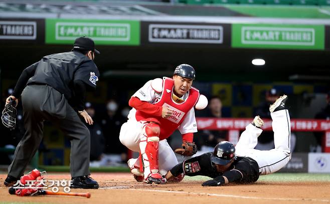 27일 인천 SSG랜더스필드에서 열린 2021 KBO 프로야구 SSG 랜더스와 KT 위즈의 경기. 1회초 KT공격 2사 상황에서 1루 주자 강백호가 알몬테의 안타 때 홈으로 파고 들어오고 있다. 강백호는 아웃되었다. 2021.4.27 /정지윤 선임기자