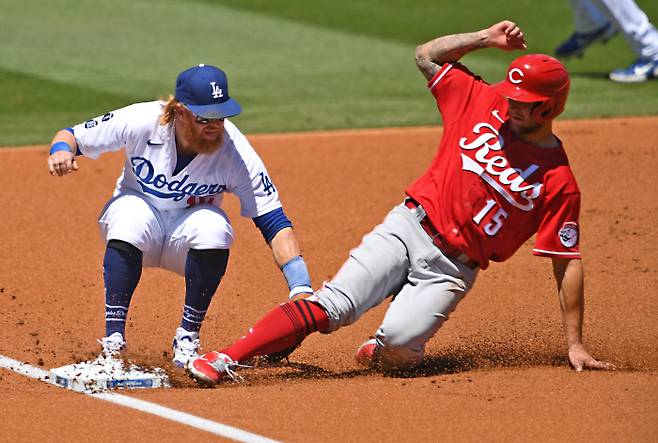 <YONHAP PHOTO-1274> Apr 28, 2021; Los Angeles, California, USA;  Los Angeles Dodgers third baseman Justin Turner (10) makes the tag on Cincinnati Reds center fielder Nick Senzel (15) as he is thrown out attempting to steal third base in the first inning of the game at Dodger Stadium. Mandatory Credit: Jayne Kamin-Oncea-USA TODAY Sports/2021-04-29 05:58:55/<저작권자 ⓒ 1980-2021 ㈜연합뉴스. 무단 전재 재배포 금지.>