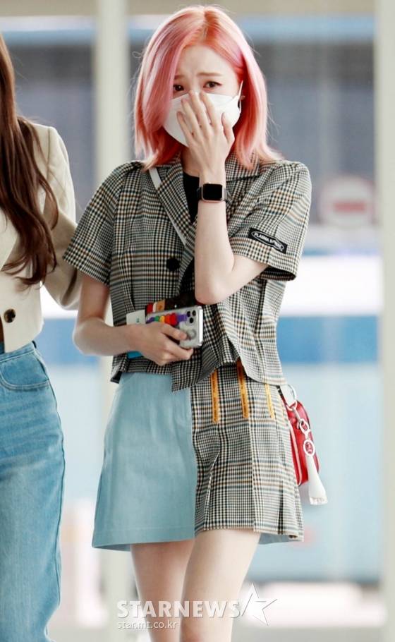 눈물 흘리는 히토미. 인천국제공항=임성균 기자