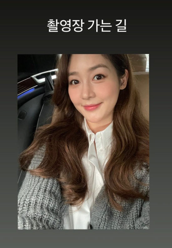 Actor Sung Yu-ri from Group Finkle boasted Original Fairy Down Beautiful looks.On the 30th, Sung Yu-ri posted a self-titled article on his Instagram story with the article The Way to the Film.The photo showed Sung Yu-ri staring at the camera with a bright smile.Sung Yu-ri, who created a spring atmosphere with pink bright makeup, boasts beautiful Down Beautiful looks.In particular, Sung Yu-ri catches the eye with the Original Fairy Down Beautiful looks that have not changed over the years.Meanwhile, Sung Yu-ri has recently established a beauty item company called Yurid, which is named after himself, and is also a businessman.