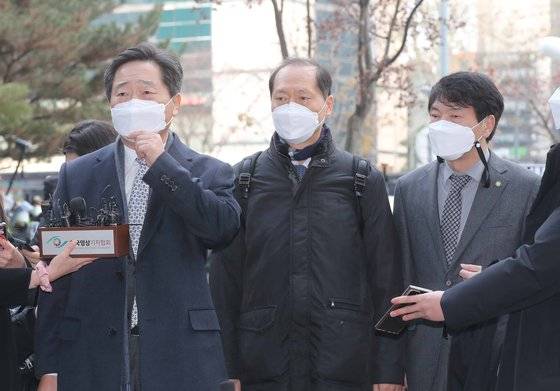 윤석열 검찰총장 측 법무 대리인인 이석웅(왼쪽부터), 이완규, 손경식 변호사가 지난해 12월 22일 오후 서울 서초구 서울 행정법원에서 열린 윤 총장에 대한 '정직 3개월' 징계처분 집행정지 신청사건 심문기일에 출석하며 기자들의 질문에 답하고 있다. 가운데 선 인물이 이완규 변호사. 김상선 기자