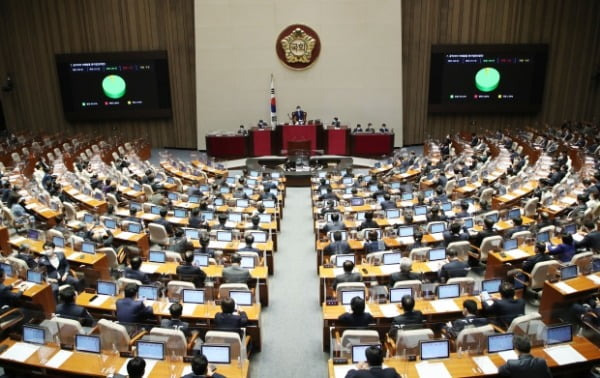 국회의원을 포함한 공직자들이 직무 관련 정보로 사익을 추구하지 못하도록 하는 공직자의 이해충돌 방지법안이 지난 29일 국회 본회의에서 통과되고 있다. /사진=연합뉴스