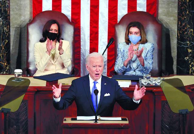 미국 워싱턴 국회의사당에서 28일(현지시간) 취임 후 첫 상·하원 합동 연설을 하고 있는 조 바이든 미 대통령 뒤로 카멀라 해리스(왼쪽) 부통령과 낸시 펠로시 하원의장이 앉아서 박수를 치고 있다. 부통령과 하원의장 자리가 배치되는 미 대통령 연단 뒤 두 자리를 모두 여성이 채운 것은 미국 역사상 최초의 일이다. 바이든 대통령도 “‘마담’ 하원의장 그리고 ‘마담’ 부통령. 이 연단에서 어떤 대통령도 이런 말을 한 적이 없습니다. 그리고 그럴 때가 됐습니다”라면서 역사적 순간을 기렸다. 로이터연합뉴스
