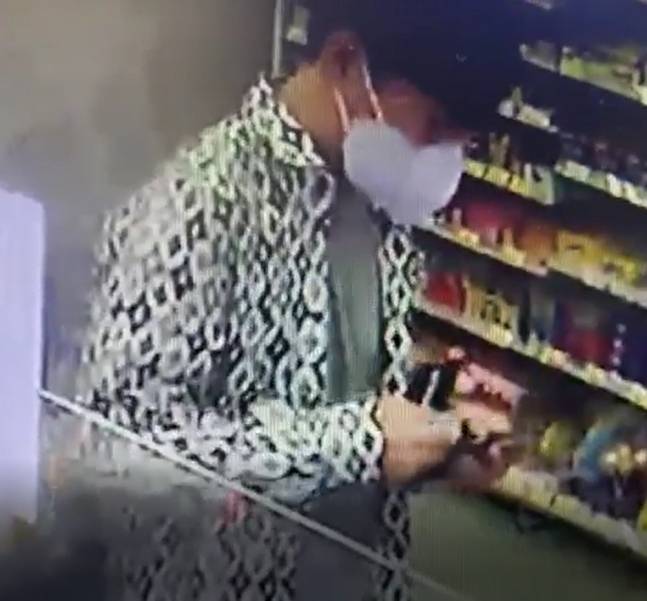 서울 반포한강공원의 편의점을 찾은 정민씨 모습이 담긴 CCTV/사진= 뉴스1(편의점 제공)