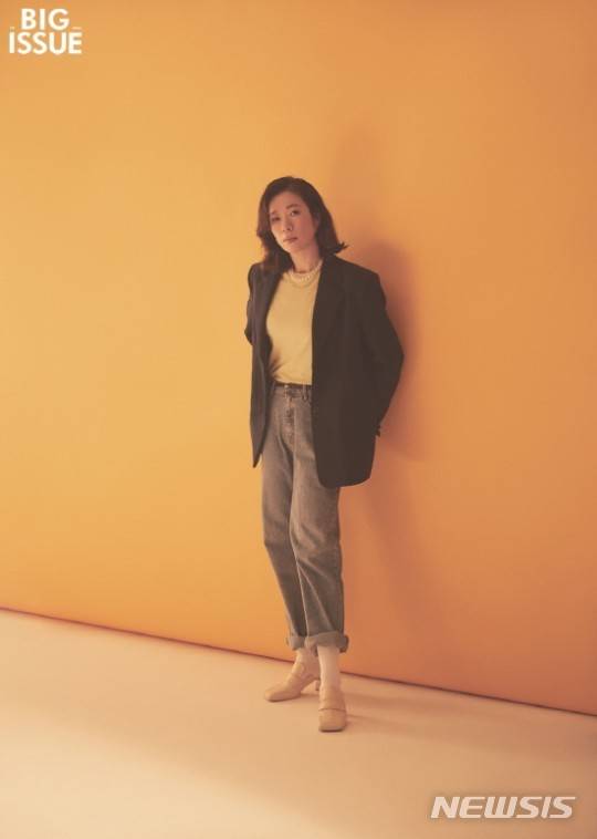 [서울=뉴시스] 염혜란 화보. 사진 = 빅이슈. 2021.4.30. photo@newsis.com