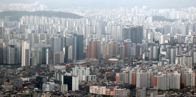 남산 공원에서 내려다본 서울 도심의 아파트/연합뉴스