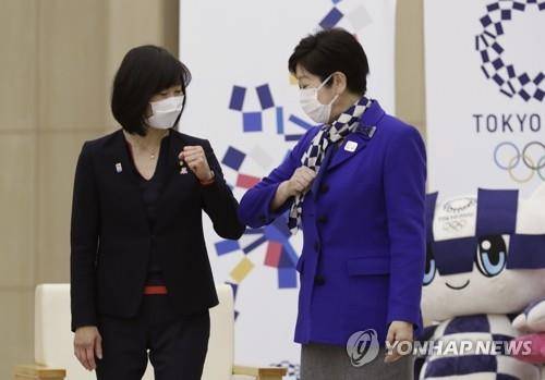 마루카와 다마요(왼쪽) 일본 올림픽담당상과 고이케 유리코 도쿄도 지사. [AP=연합뉴스 자료사진]