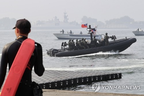 중국 군사 위협에 침투 방어 훈련 벌이는 대만 해군 [EPA=연합뉴스]