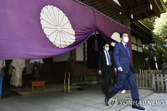 야스쿠니 신사 참배 마치고 떠나는 아베 전 일본 총리 (도쿄 AP/교도통신=연합뉴스) 아베 신조 전 일본 총리가 21일 태평양전쟁 A급 전범이 합사된 도쿄 야스쿠니 신사에서 춘계 예대제 첫날 참배를 마친 후 떠나고 있다. 야스쿠니 신사의 연중행사 중 가장 중요한 의식인 예대제는 봄과 가을에 치러지는 제사다. knhknh@yna.co.kr