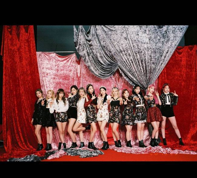 (사진=아이즈원 공식 SNS)