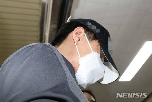 친누나를 살해하고 시신을 인천 강화도 농수로에 버린 20대 남성이 범행 이후 포털 사이트에 ‘시신 발견’ 관련 기사를 자주 검색했던 것으로 드러났다. 뉴시스