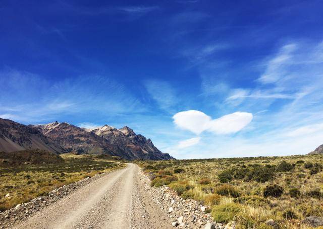 비포장도로의 아르헨티나 로바요스 검문소(Paso Roballos)를 지날 때 받은 선물. 날개 달린 구름 천사가 길을 인도한다. ⓒ강미승