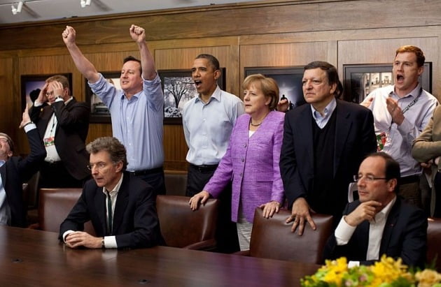 2012년 미국 캠프 데이비드에서 열린 G7 정상회의에서 정상들이 함께 UEFA 챔피언스리그 결승전을 시청하고 있다. 당시 결승전에서 영국의 첼시FC가 독일의 바이에른 뮌헨을 이기자 데이비드 캐머런 영국 총리(뒷줄 왼쪽 두번째)가 두 팔을 벌려 환호하고 있다. 반면 앙겔라 메르켈 독일 총리(네번째)의 표정은 어둡다.