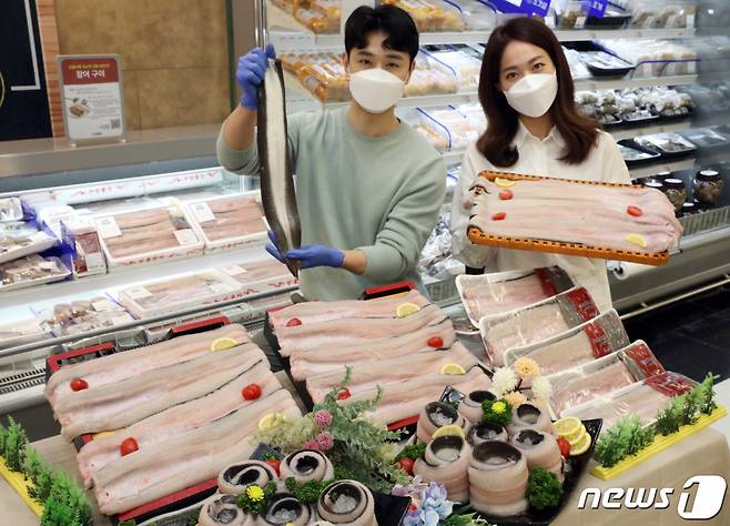 지난달 24일 오전 이마트 성수점 수산 매장에서 모델들이 국내산 민물장어 할인 행사를 소개하고 있다. /사진=뉴스1