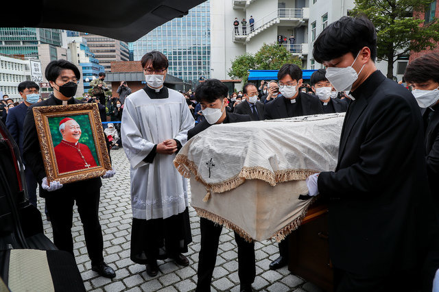 [서울=뉴시스]사진공동취재단 = 고(故) 정진석 추기경의 장례미사가 1일 서울 중구 명동성당 대성전에서 염수정 추기경 주례로 거행된 후 유가족과 사제들이 관을 운구하고 있다. 2021.04.30. photo@newsis.com