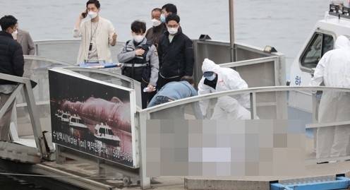 지난달 30일 오후 서울 반포한강공원 인근 한강에서 구조대원들이 실종 엿새 만에 숨진 채 발견된 대학생의 시신을 수습하고 있다. 연합뉴스