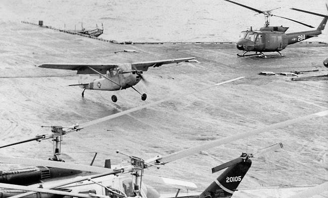 남베트남 공군 부앙라이 소령과 가족 6명을 태운 세스나 연락기가 사이공이 함락되던 1975년 4월 30일 미 미드웨이함 갑판에 착륙하는 모습. /미 해군역사재단