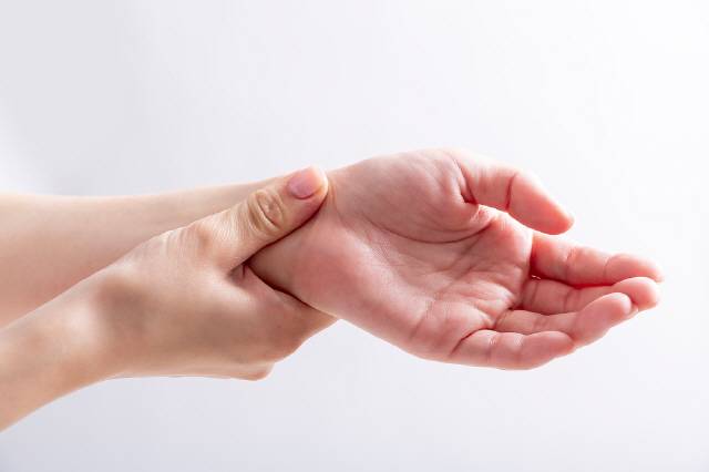 스마트폰을 많이 사용한다면 손가락 스트레칭을 틈틈이 해주는 게 좋다./사진=클립아트코리아