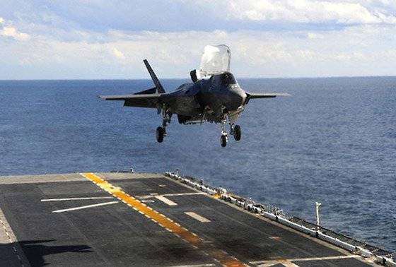 미 해군 상륙 강습함 와스프함에 착륙하는 F-35B 스텔스 전투기 [미 국방부]