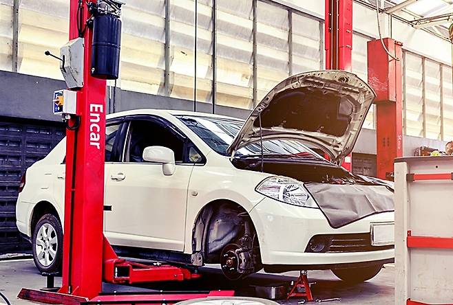 엔카 중고차 점검 장면 [사진 제공=엔카닷컴]