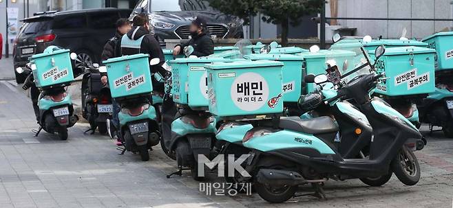 서울 강남구 배민라이더스 남부센터에서 배달 관계자들이 이야기를 나누고 있다. 2021. 3. 7. 한주형기자