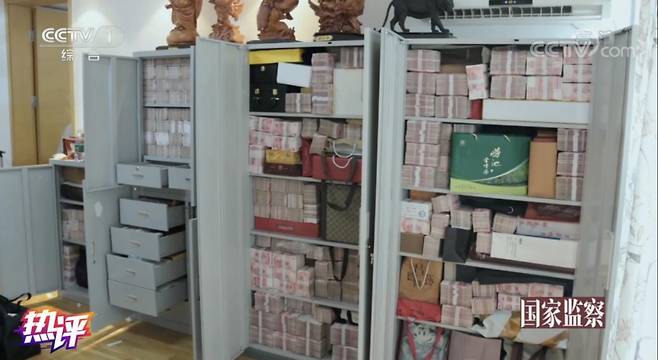 집 안 곳곳에 쌓아둔 현금다발/사진=중국 인터넷