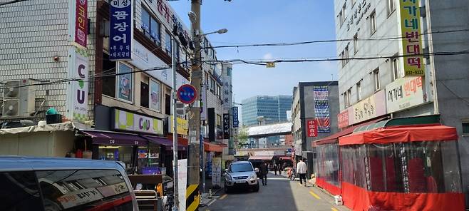 영등포역 남측 상권 전경. 중국음식을 전문으로 파는 음식점과 중국어 안내문이 붙은 상점이 곳곳에 있다. /사진=유엄식 기자