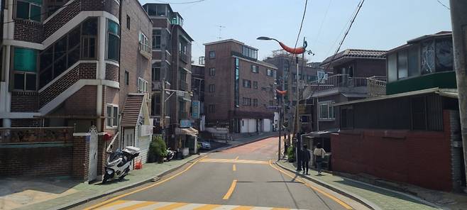 영등포역 역세권 공공개발 사업지 주택가 전경. 이 도로를 경계로 지역 토지주 사이에 이해관계가 갈린다는 게 주변 중개업소들의 설명이다.  /사진=유엄식 기자