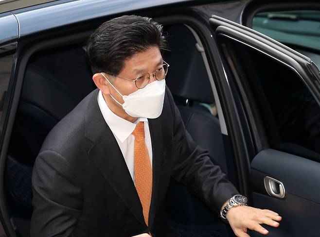 노형욱 국토교통부 장관 후보자가 지난달 30일 오전 정부과천청사 서울지방국토관리청에 마련된 인사청문회 준비 사무실로 출근하고 있다. [연합]