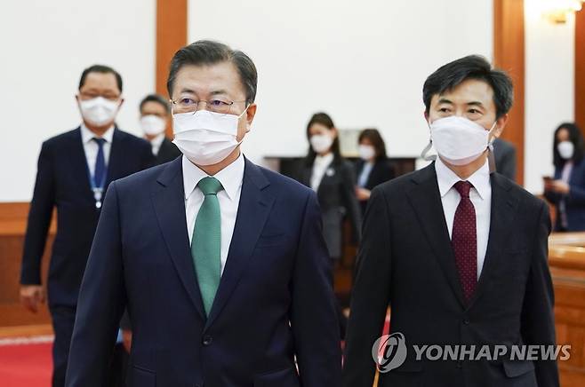 문 대통령과 세월호 진상규명 특검 (서울=연합뉴스) 이진욱 기자 = 문재인 대통령이 23일 오후 청와대에서 이현주 변호사에게 세월호참사 진상규명 특별검사 임명장을 수여한 뒤 환담장으로 이동하고 있다. 2021.4.23 cityboy@yna.co.kr