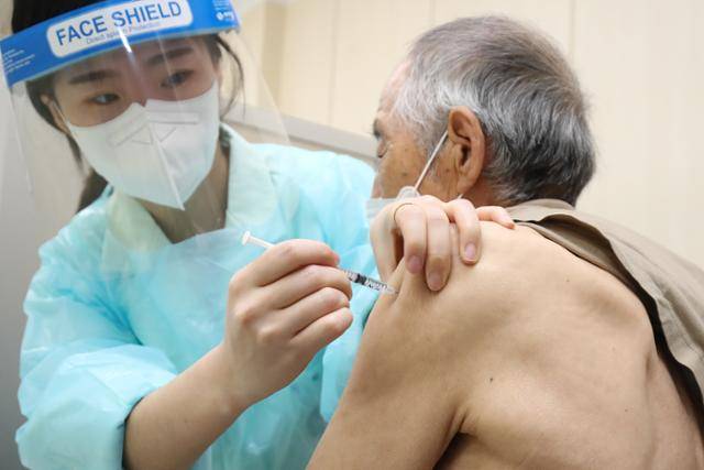 지난 달 27일 오전 계명대 대구동산병원에 마련된 대구시 중구 예방접종센터에서 중구에 거주하는 75세 이상 일반인이 화이자사 코로나19 백신 2차 접종을 하고 있다. 뉴스1
