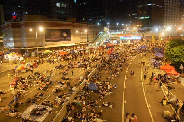 우산혁명 당시인 2014년 10월 2일 오전 4시 홍콩 정부종합청사와 지하철 애드미럴역 앞에 모인 시위대. 홍콩=박일근 특파원