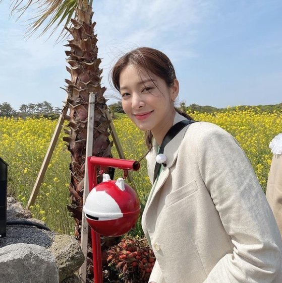Actor Seol In-ah released a shot of Save me Holmes.On the 2nd, Seol In-ah posted a picture on his SNS with an article Today, 22:45.The photo is MBC Save me Holmes shooting behind-the-scenes cut. The sunny weather, the innocent beauty of Seol In-ah, who is in the background of rape blossoms, catches the eye.Seol In-ah, who was on the air on the 2nd, as an intern co-ordinator, introduced the sale with Kim Sook, a duk team.On the other hand, Seol In-ah appeared in the TVN Drama Iron Wang Hu which last February.